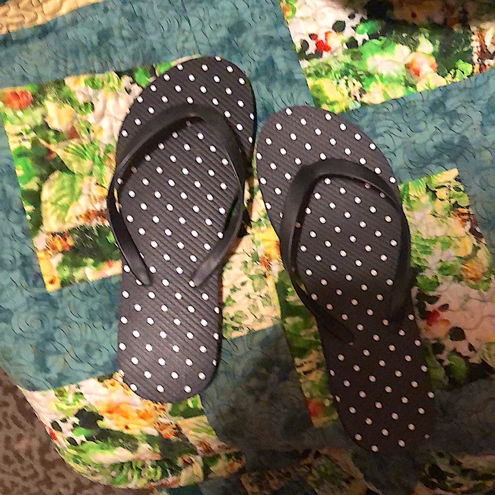 Polkadot flip-flops size 5 little girls shoes
